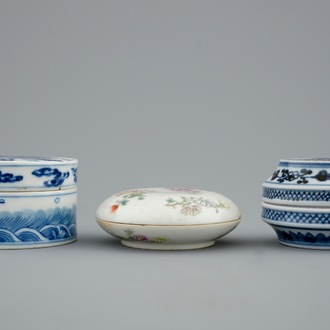 A lot of 3 Chinese blue, white and famille rose boxes with covers, 19th C.